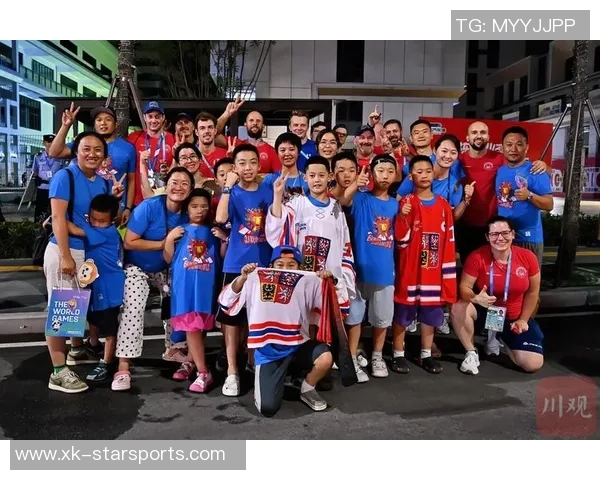 在东京街头偶遇世界足球球星引发热议球迷纷纷合影留念
